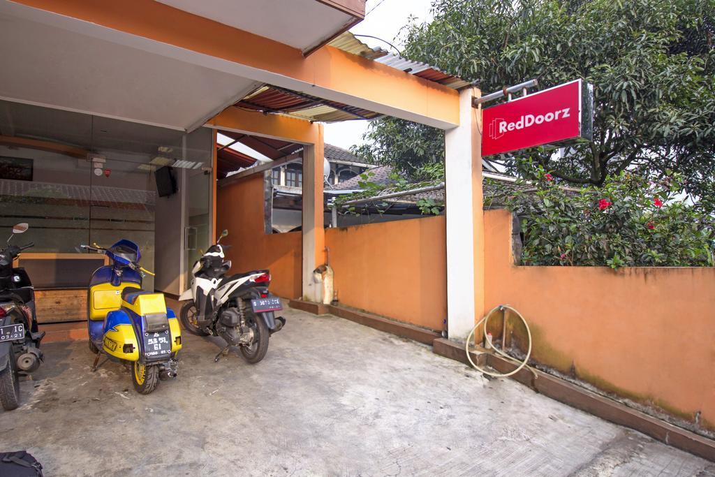Reddoorz Syariah Near Btc Fashion Mall Bandung Exterior foto