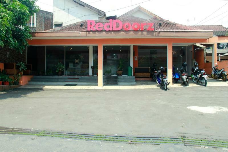 Reddoorz Syariah Near Btc Fashion Mall Bandung Exterior foto